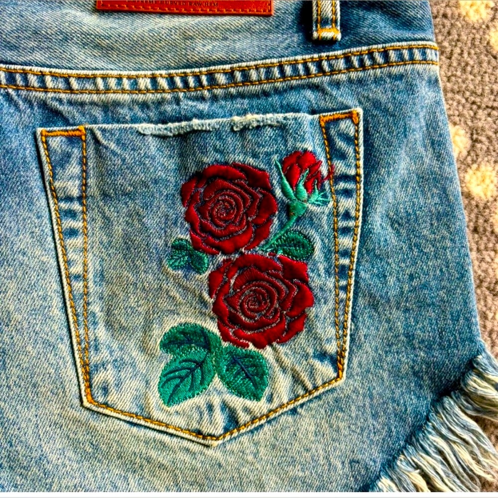 One Teaspoon Embroidered Rose Shorts. “Rollers”. Low waist, long rise, raw hem. - Picture 9 of 9
